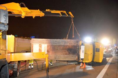 Autotransporter kippt auf der A81 bei Asperg um - 3 Fahrspuren gesperrt